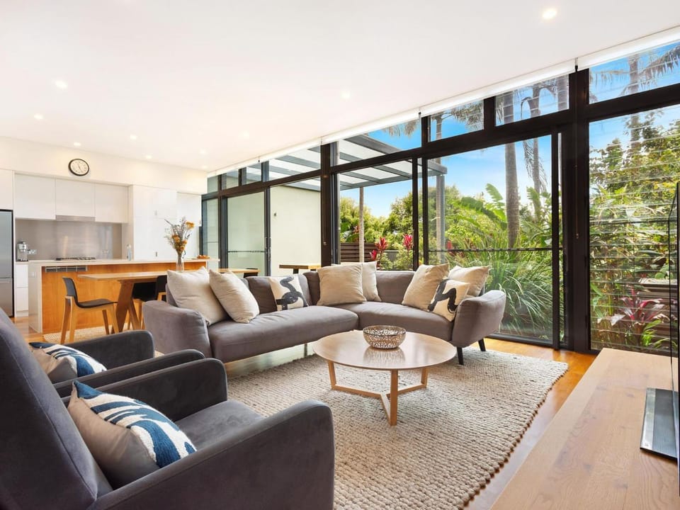 Kiah - nestled between Main & Belongil Beaches House in Byron Bay