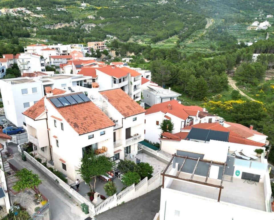 Property building, Neighbourhood, Natural landscape, Bird's eye view, View (from property/room), Mountain view, Location