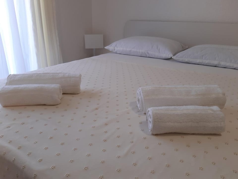 Bed, Bedroom, towels