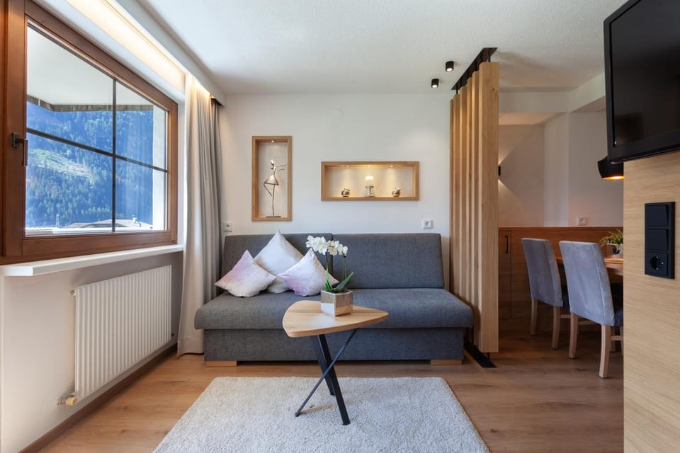 TV and multimedia, Decorative detail, Seating area