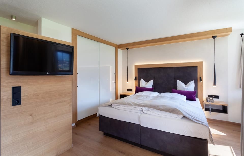 Bed, TV and multimedia, Decorative detail, Bedroom