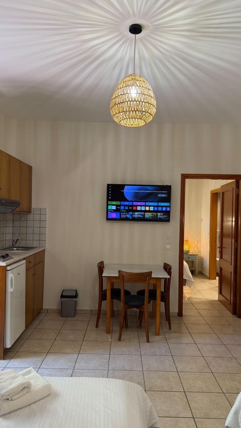 Photo of the whole room, Dining area