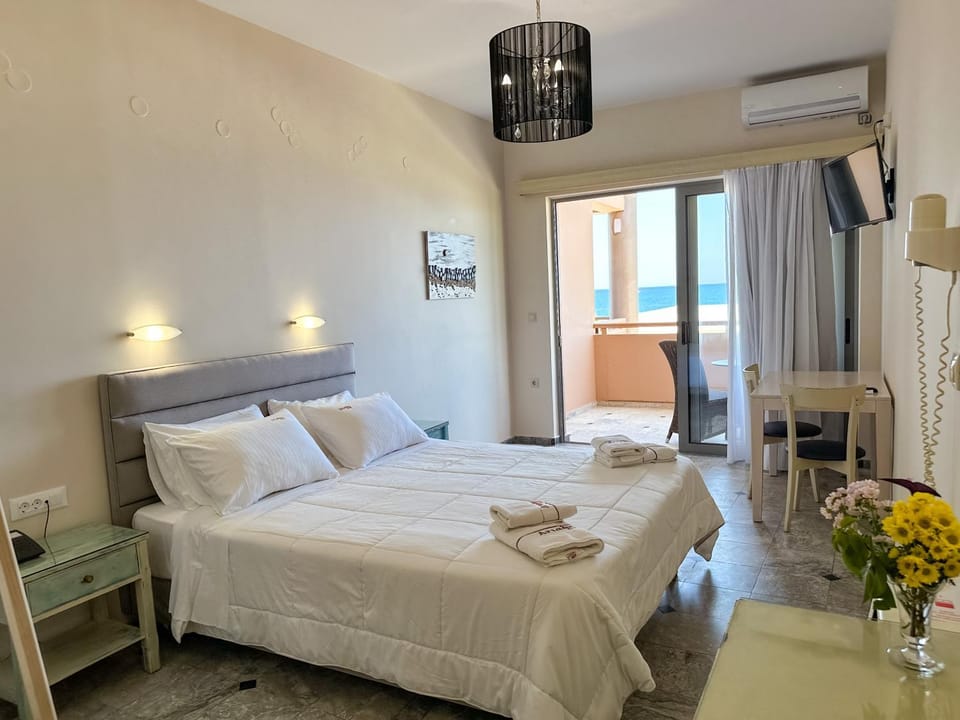 Bed, TV and multimedia, Photo of the whole room, Bedroom, towels, air conditioner