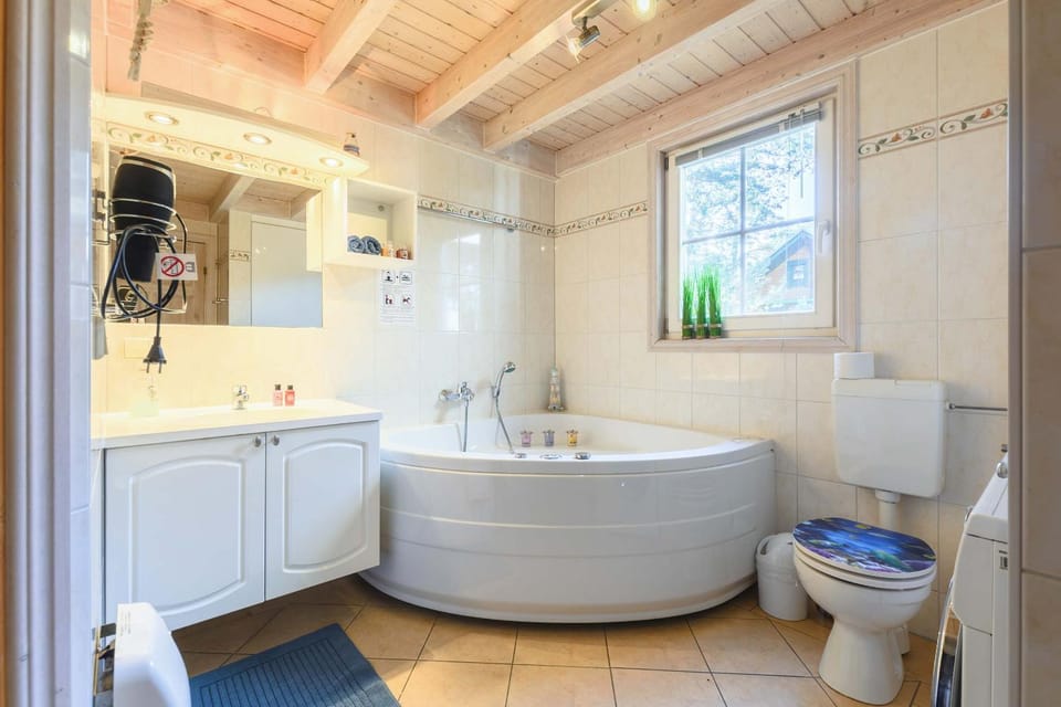 Hot Tub, Bathroom