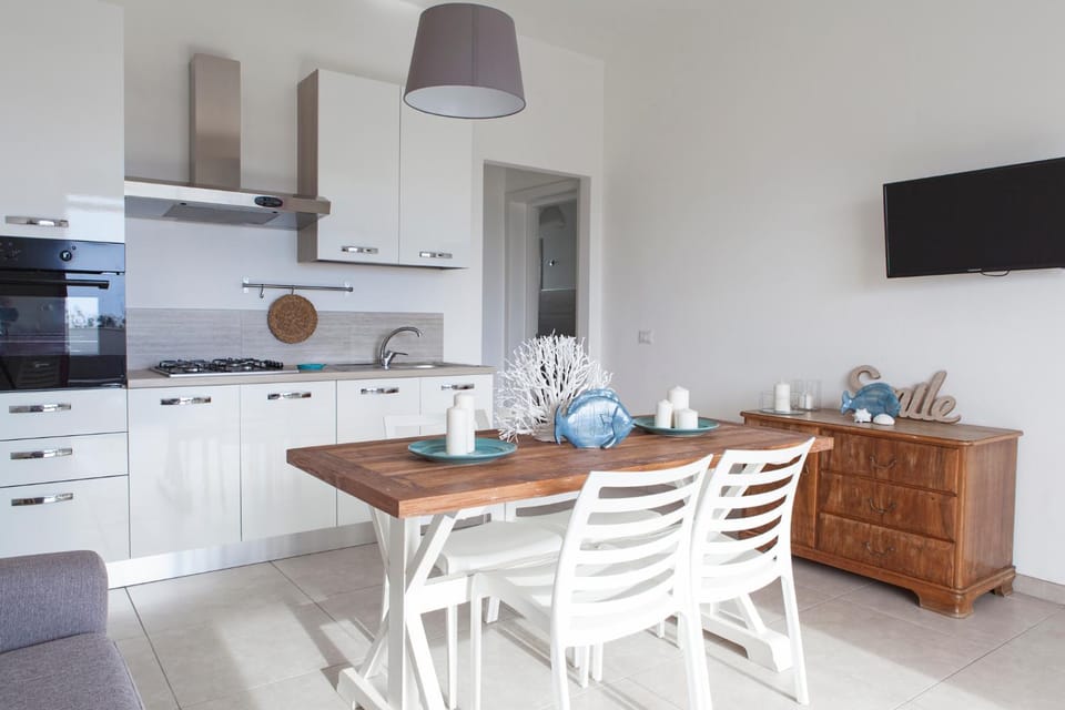TV and multimedia, Coffee/tea facilities, Kitchen or kitchenette, Living room, Seating area