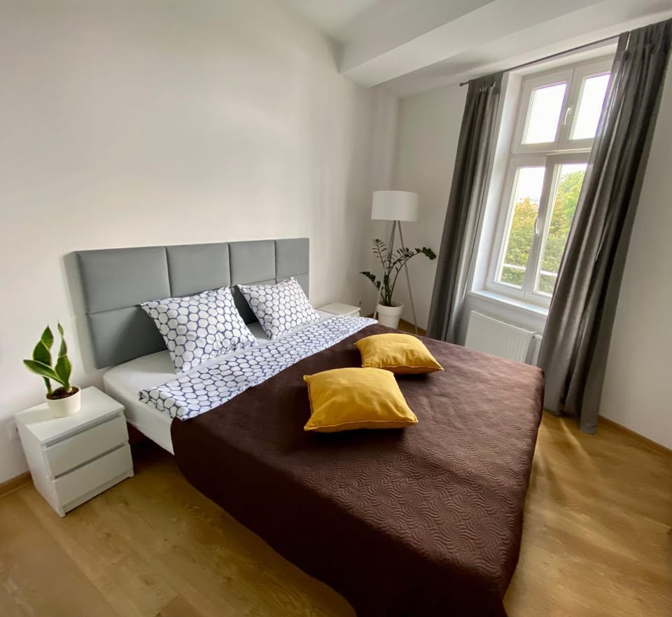 Bed, Photo of the whole room, Seating area, Bedroom