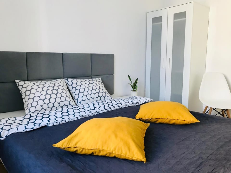 Bed, Photo of the whole room, Seating area, Bedroom