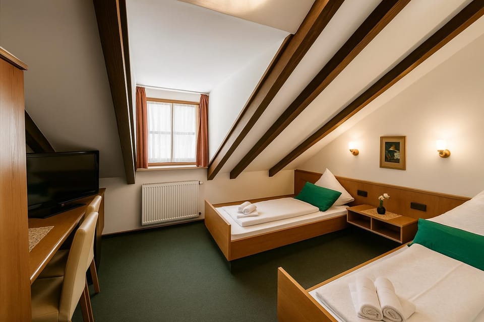 Bed, TV and multimedia, Photo of the whole room, Bedroom, towels