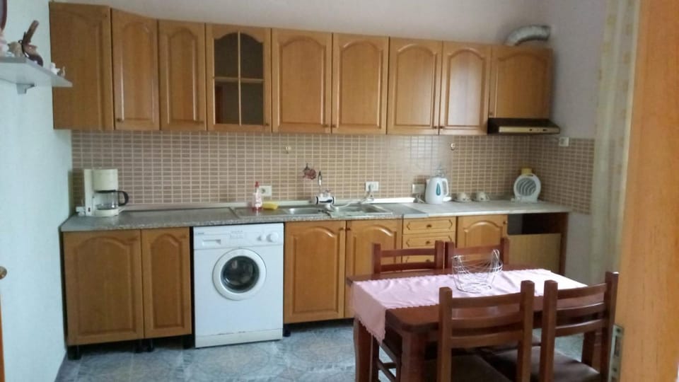 Kitchen or kitchenette, washing machine