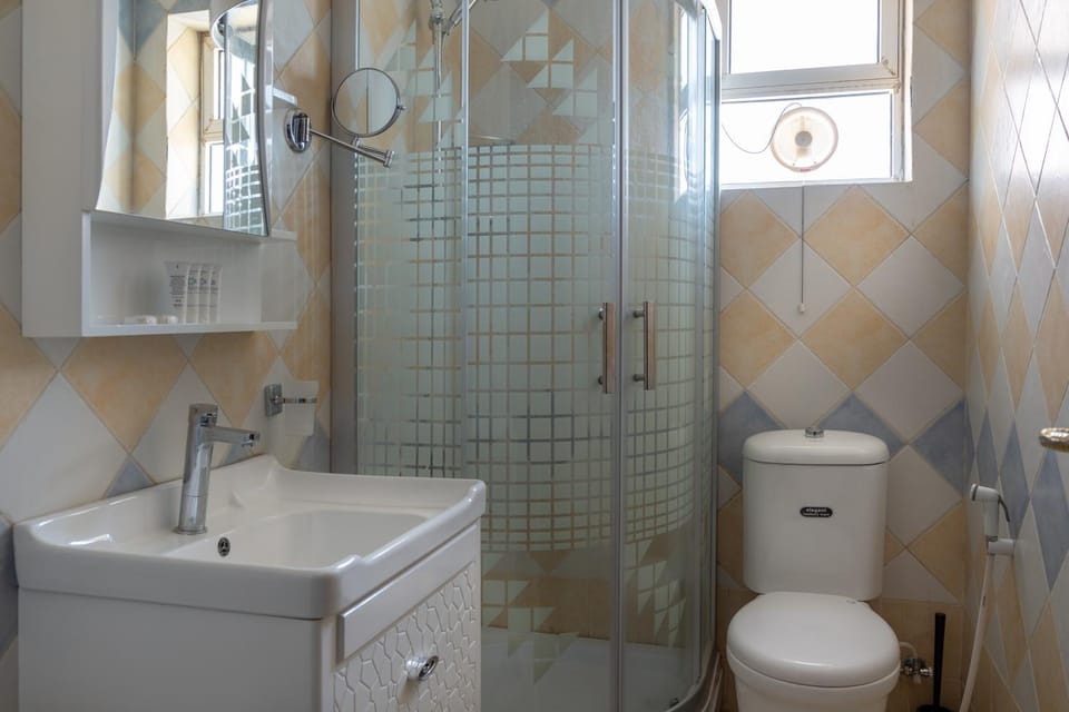 Shower, Toilet, Bathroom, Bath, towels