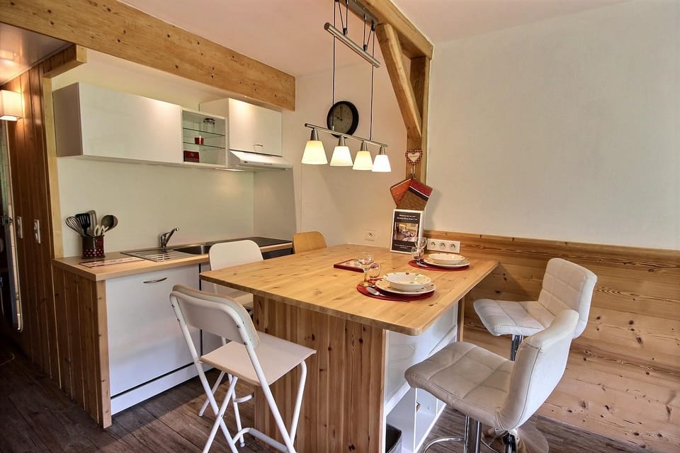 Kitchen or kitchenette, Dining area