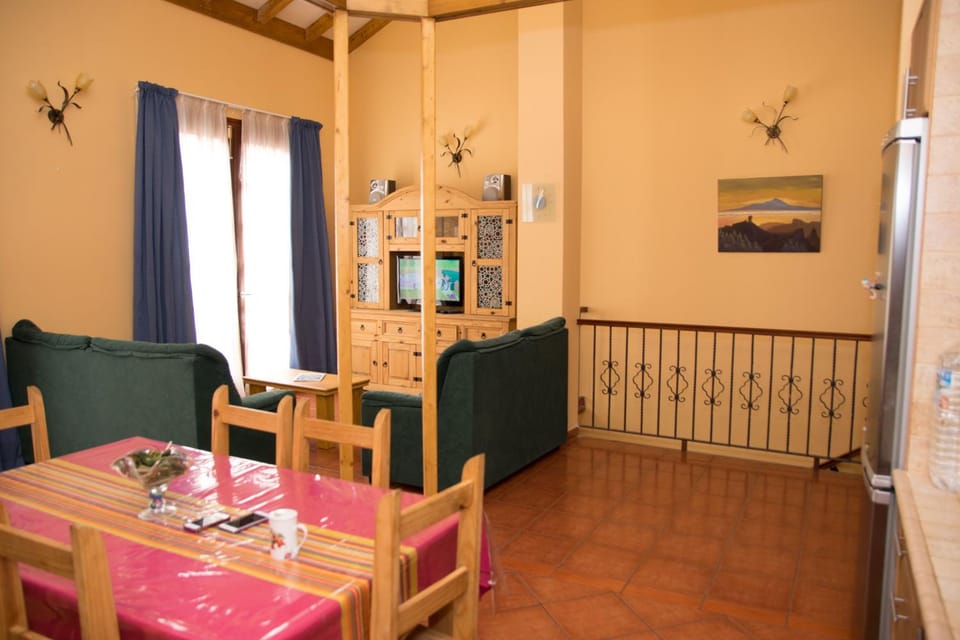 TV and multimedia, Living room, Seating area, Dining area