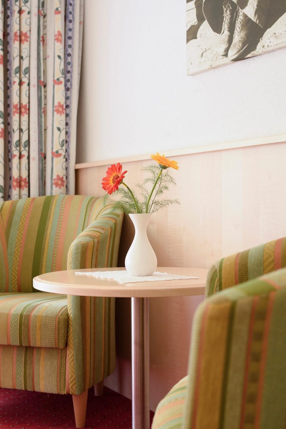 Photo of the whole room, Decorative detail