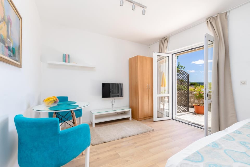 TV and multimedia, View (from property/room), Living room, Seating area, Bedroom