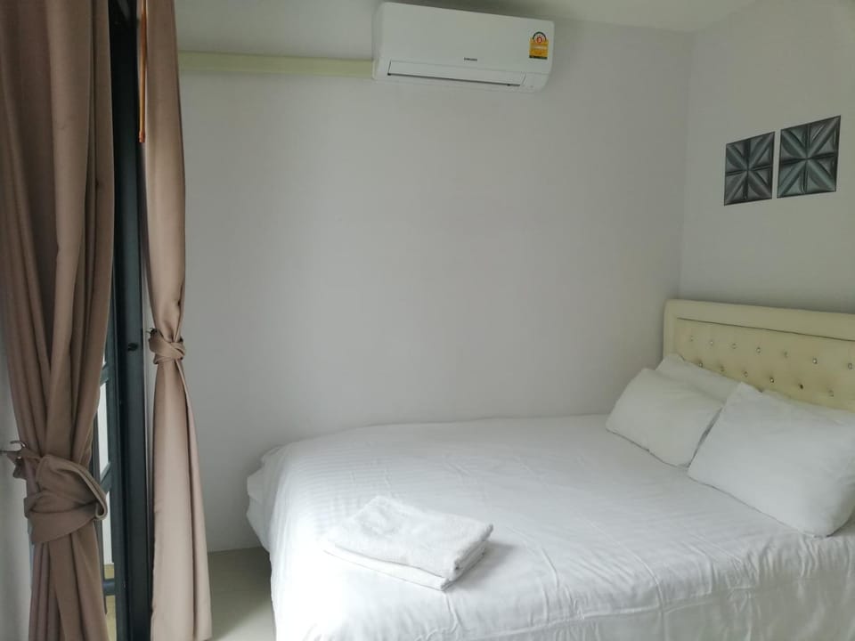 Bed, Bedroom, towels