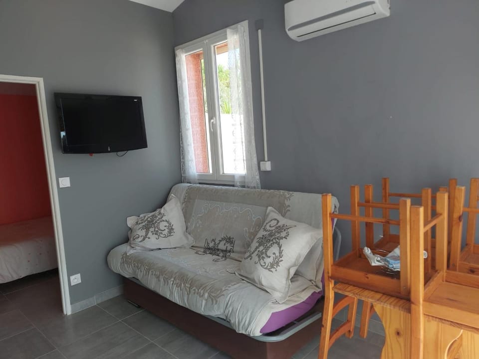 Bed, Living room