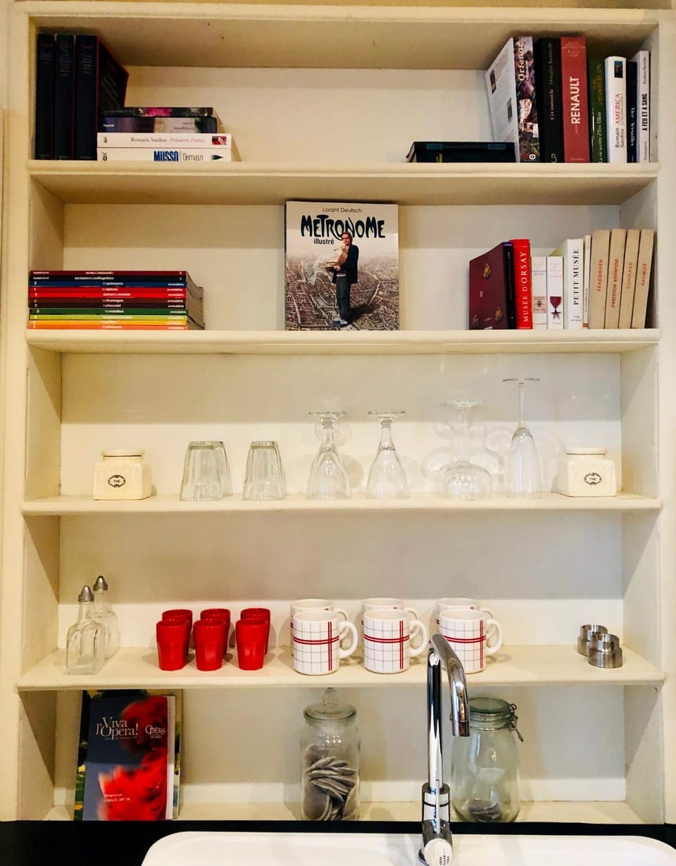 Library, TV and multimedia, Coffee/tea facilities, Kitchen or kitchenette, Decorative detail, Dining area, Animals, Pets