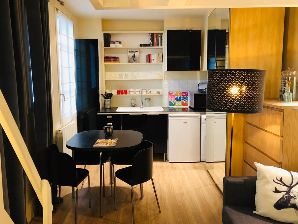 Staff, People, TV and multimedia, Kitchen or kitchenette, Living room, Decorative detail, Seating area, Dining area, Pets, Certificate/Award, Family, Inner courtyard view, oven, pet friendly, stove, washing machine