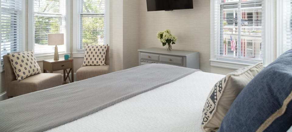 Bed, TV and multimedia, Decorative detail, Seating area, Bedroom, fireplace, air conditioner