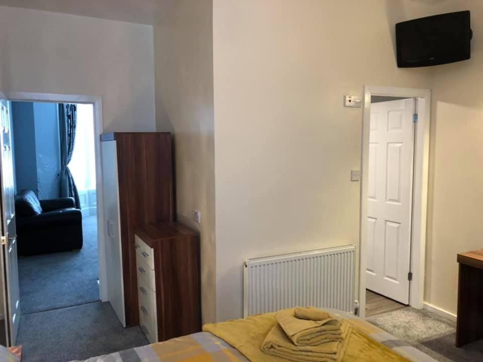 Bed, Living room, Photo of the whole room, Bedroom