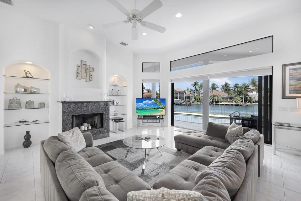 Waterfront home on key lot with pool, spa and views House in Marco Island