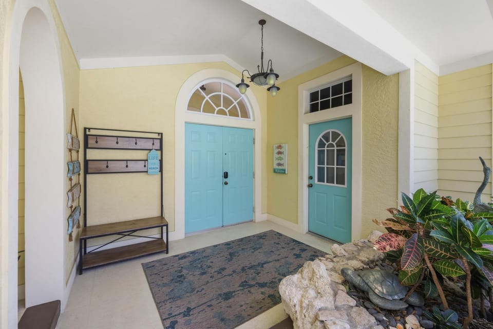 Private home and guesthouse with courtyard, pool and spa House in Marco Island