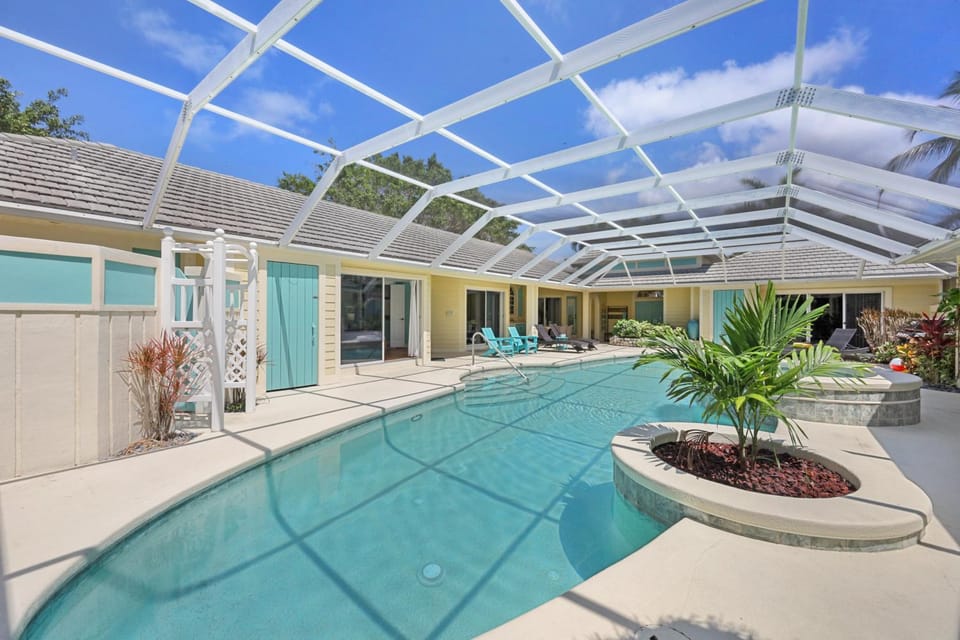 Private home and guesthouse with courtyard, pool and spa House in Marco Island