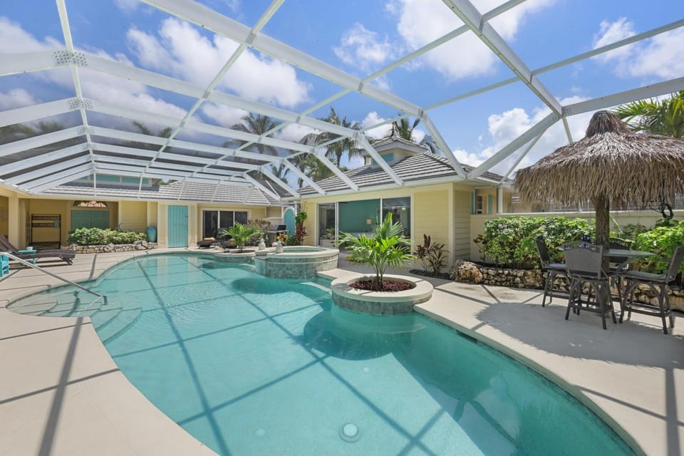 Private home and guesthouse with courtyard, pool and spa House in Marco Island