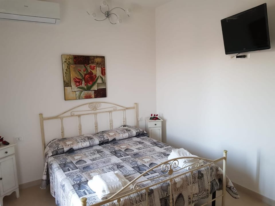 Bed, Bathroom, Bedroom, air conditioner