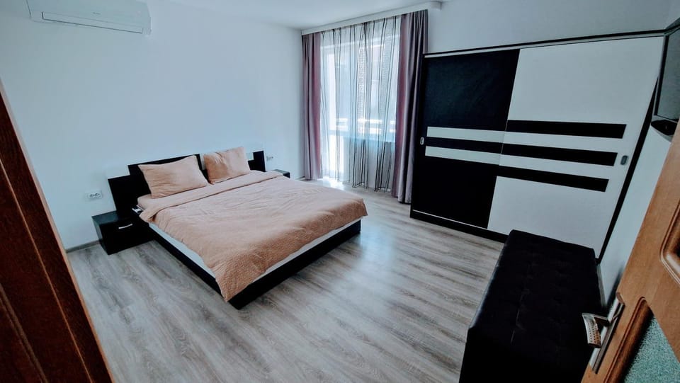 Bed, TV and multimedia, Photo of the whole room, Bedroom, wardrobe, air conditioner