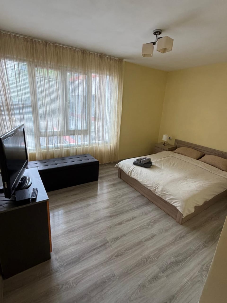 Bed, TV and multimedia, Photo of the whole room, Bedroom