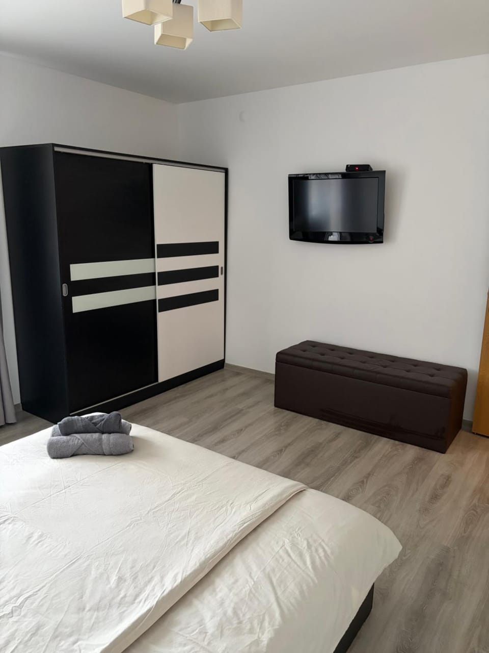 Bed, TV and multimedia, Photo of the whole room, Evening entertainment, Bedroom, wardrobe