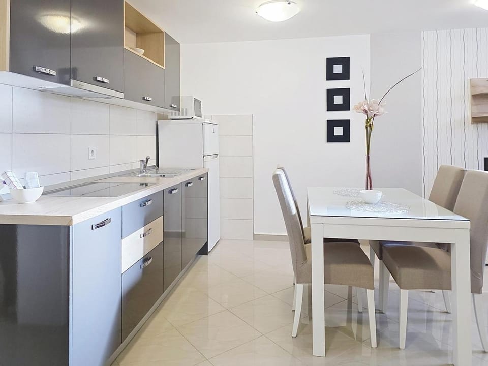Balcony/Terrace, Kitchen or kitchenette, Living room, Dining area, air conditioner