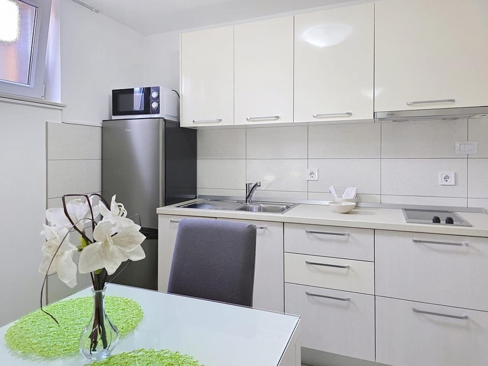 Kitchen or kitchenette, Living room, Dining area, air conditioner