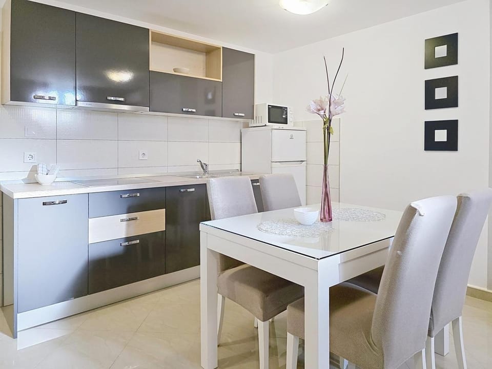 Balcony/Terrace, Kitchen or kitchenette, Living room, Dining area, air conditioner