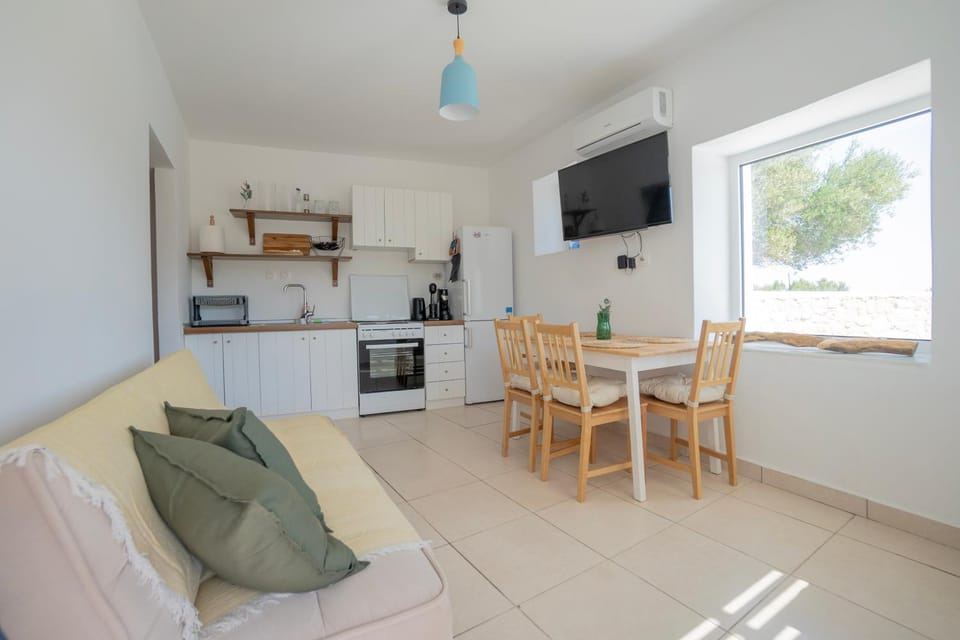 TV and multimedia, Kitchen or kitchenette, Living room, Seating area, Dining area, oven, stove