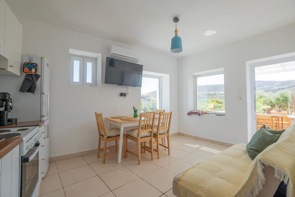 TV and multimedia, Kitchen or kitchenette, Living room, Seating area, Dining area, oven