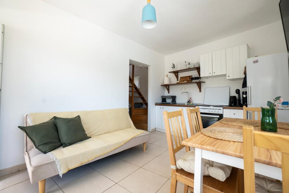 Kitchen or kitchenette, Living room, Seating area, Dining area, stove