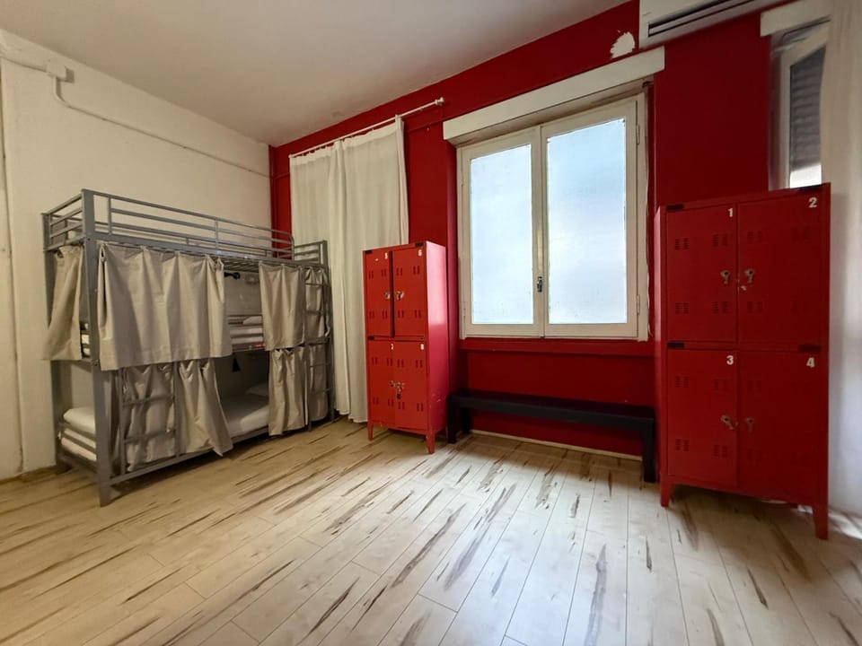 Bedroom, bunk bed