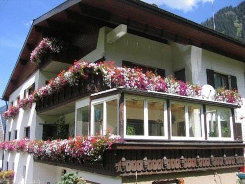 Facade/entrance, Garden, Balcony/Terrace
