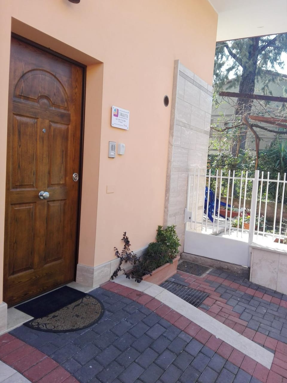 Facade/entrance
