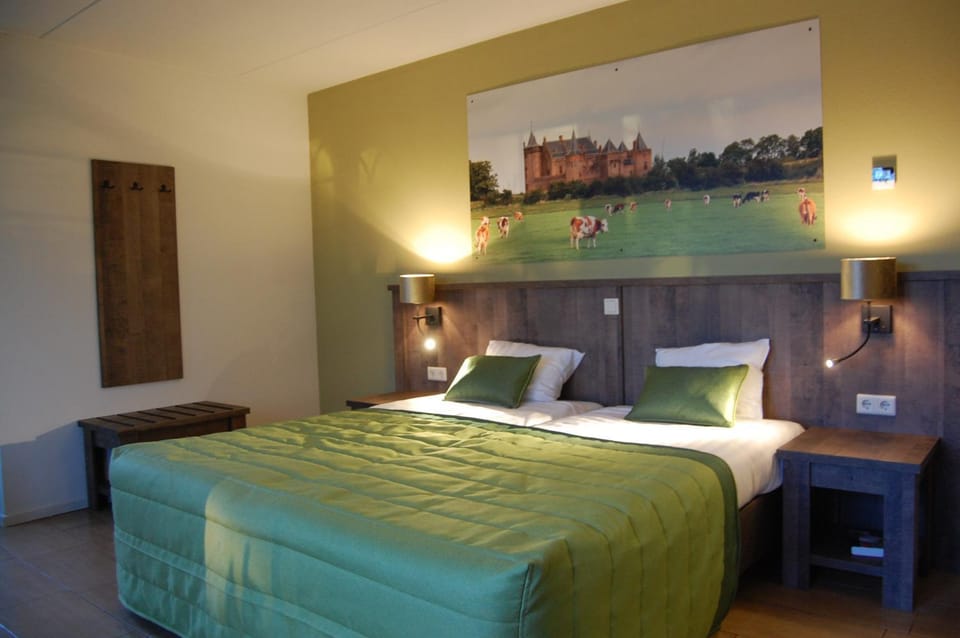 Bed, Photo of the whole room, Bedroom, Breakfast, group of guests, Family