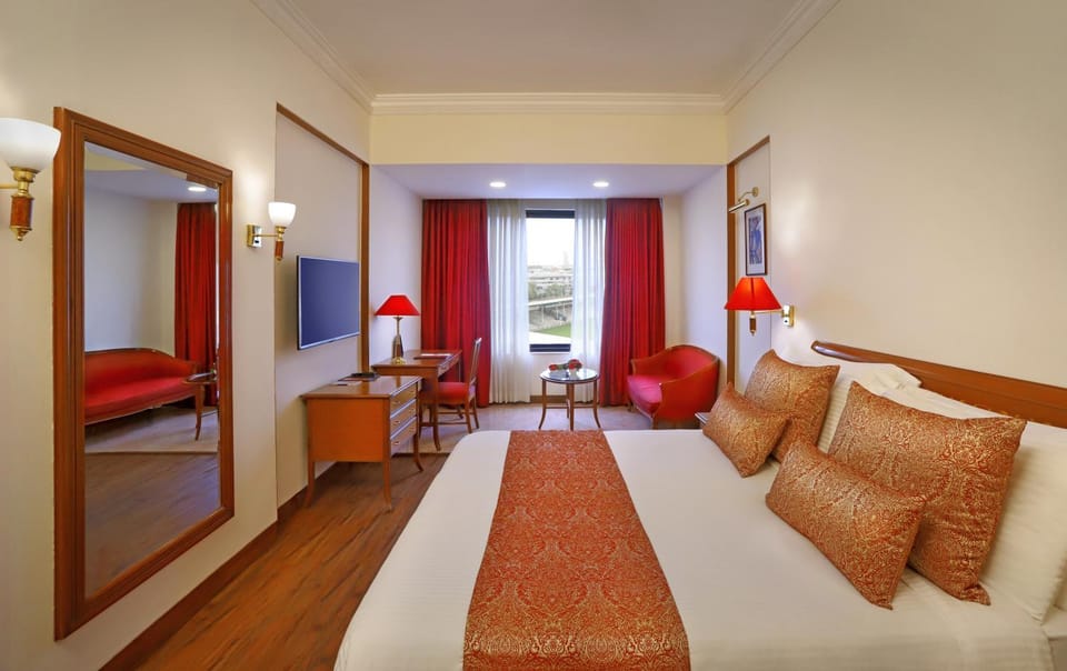 Photo of the whole room, City view