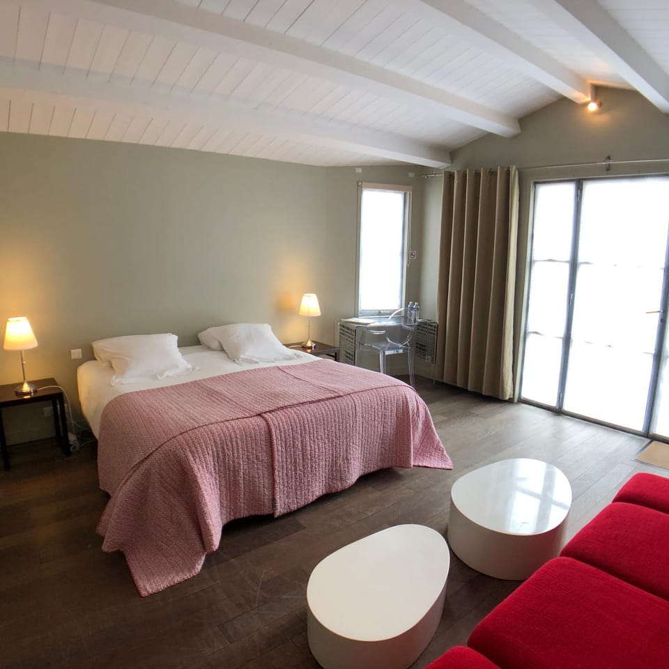 Photo of the whole room, Pool view