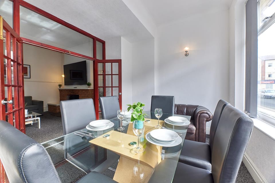 TV and multimedia, Living room, Seating area, Dining area, Evening entertainment