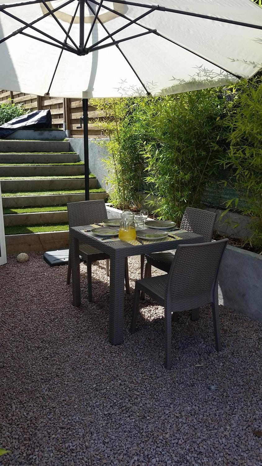 Property building, Patio, Facade/entrance, Garden, Garden view, Mountain view, Street view