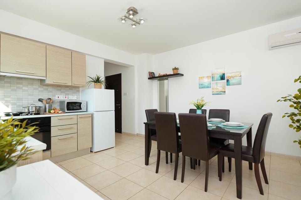 Kitchen or kitchenette, Dining area, oven, stove