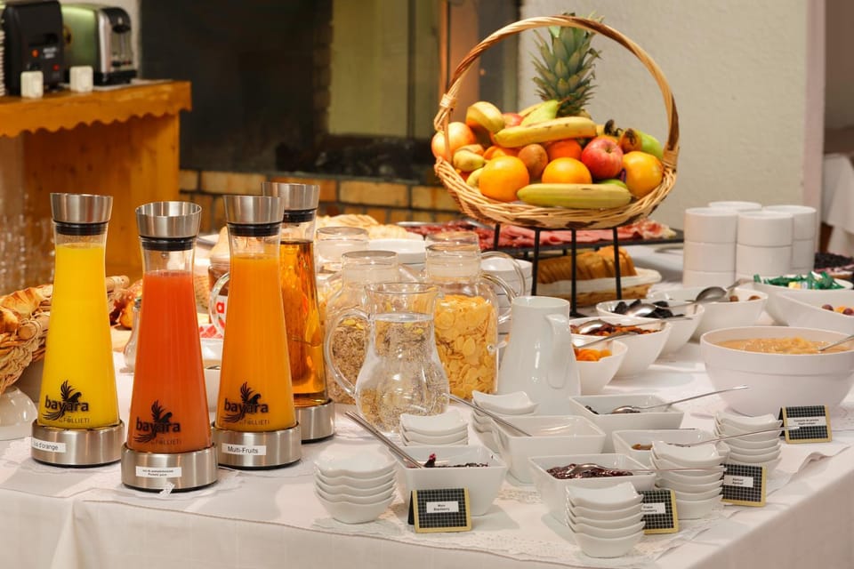 Restaurant/places to eat, Buffet breakfast