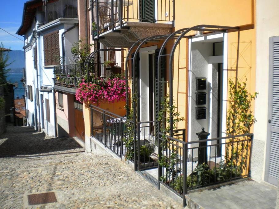 Facade/entrance, Balcony/Terrace, Lake view