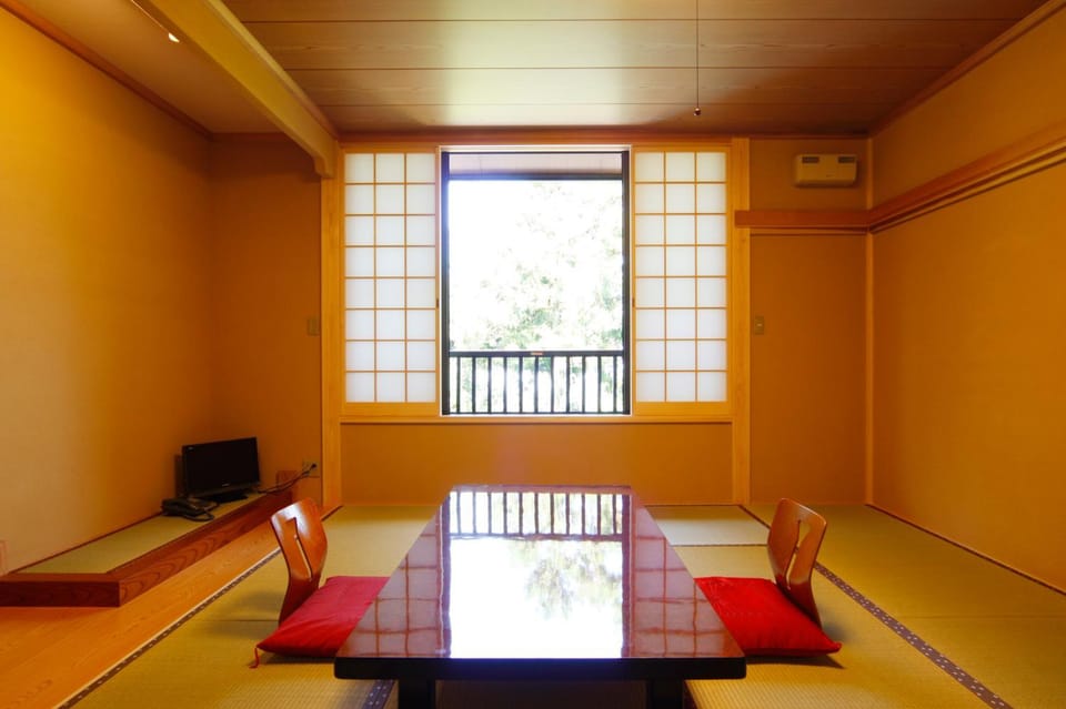 Photo of the whole room, Mountain view